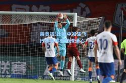雷竞技:比赛中发生飞行物事件牵动球迷心