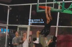 雷竞技:点燃球场！球员激情扣篮惹人热血沸腾！