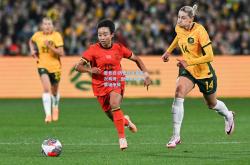 雷竞技:历史性比赛盛况再现：国际女足锐气赛场争风